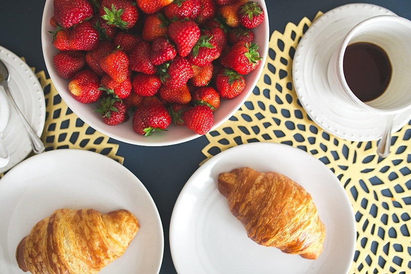 Calorieën tellen - ontbijt met croissants en aardbeien
